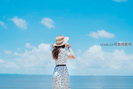 海边少女回眸，草帽点染蔚蓝天空与大海