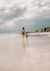 母子牵手海边漫步