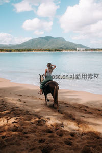 沙滩骑马远眺青山碧海