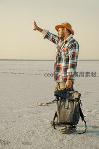 盐湖边背包客挥手致意