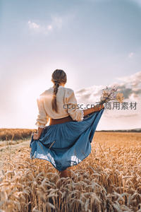 金黄麦田中少女背影与夕阳共舞