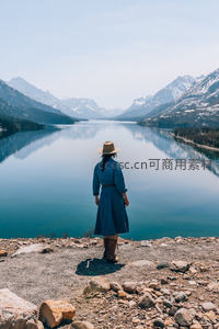 湖畔山巅牛仔帽女子静赏碧水
