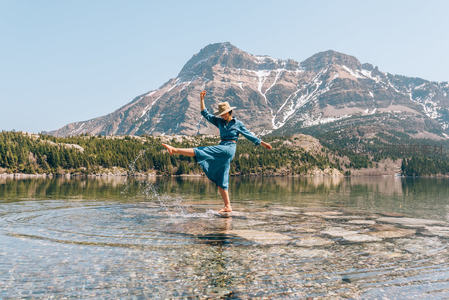 湖畔舞动，雪山倒影中的自由身影