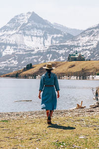 背影远行，湖光山色间的静谧旅程