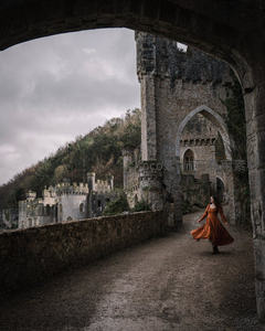 古堡回廊，红裙女子翩然穿越时光