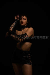 暗夜魅影：黑衣女子光影中的神秘姿态