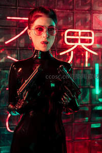双枪女侠：霓虹世界里的冷艳主宰