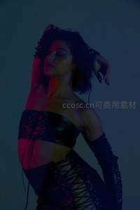 霓虹光影中的暗黑系时尚姿态