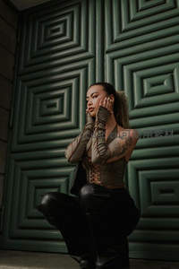 复古绿门前皮衣女郎蹲姿特写