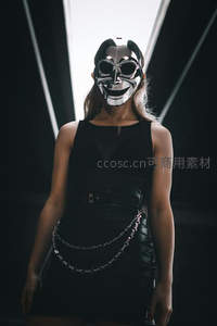 金属面具下的未来战士，银光闪烁如科幻主角