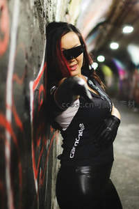 涂鸦巷中的酷飒女侠，指尖指向你的心跳