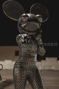 机械鼠人夜行都市，金属链甲闪耀未来光芒