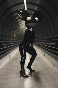 隧道中戴鼠头面具的时尚舞者