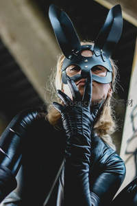 兔耳皮质面具下的神秘女子