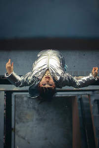 银色羽绒服倒挂视角，都市建筑中的奇幻瞬间