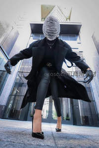 神秘珠帘面具，黑衣人在现代楼宇间的舞动