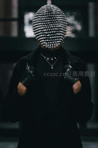 暗黑朋克风人物，尖刺头盔与十字项链