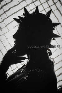 剪影艺术：尖刺头饰下的侧脸轮廓