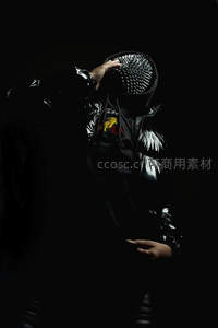 暗影中的未来战士，神秘面罩与金属质感