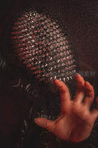 水珠覆盖的尖刺面具，手触神秘边界