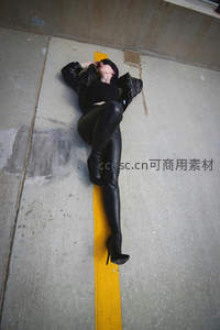 黄线上的黑色诱惑姿态