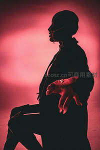 红光剪影下的神秘手势