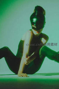绿光笼罩的蒙面舞者姿态
