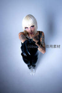 金发纹身女郎黑衣手套特写
