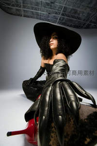 卷发女郎黑帽皮革长手套