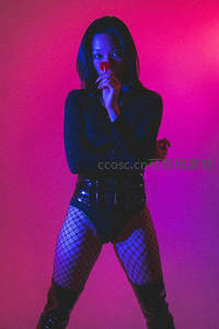 霓虹灯下持糖性感女郎