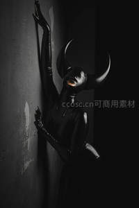 暗影中的恶魔女王，角与皮革的致命诱惑