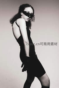 卷发女郎的冷艳回眸，墨镜下的时尚宣言