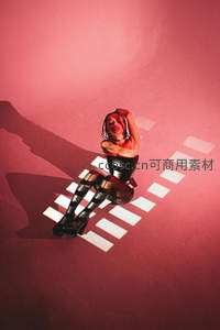 粉红光影中的舞者，条纹投影下的动感瞬间