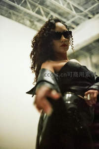 工业风下冷艳女模特写