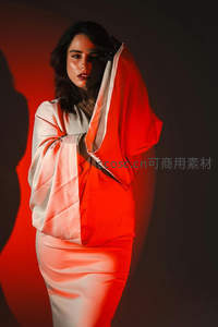 红光映衬下的优雅女子
