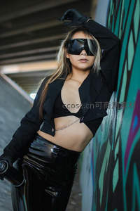 涂鸦墙边酷飒街头女郎