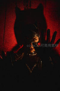 猫耳面具后凝视的神秘脸庞