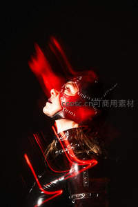 红光流动中仰望的蒙面女子