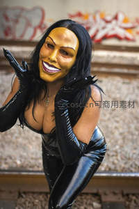 金面女郎铁轨嬉戏