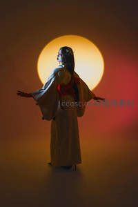 和风女子背对圆月