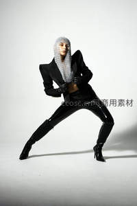 链甲头罩黑衣女战士摆出战斗姿态