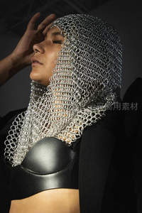 银色链甲头罩下的侧颜特写