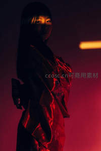 红色霓虹下和服女子侧影朦胧