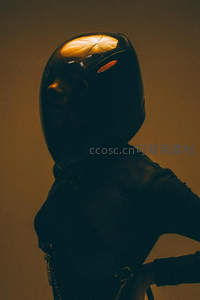 暗影中的未来战士，头盔透出神秘光芒