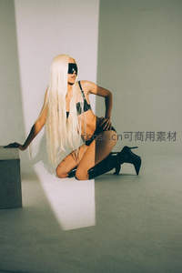 金发蒙眼女子跪姿光影艺术照