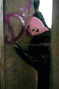 粉帽涂鸦者街头创作瞬间