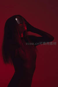 红光下的神秘女子，未来感十足