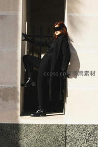 黑衣女子倚门而立，酷飒有型