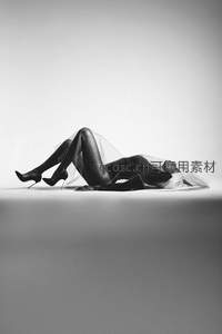 黑白极简风，新娘躺卧艺术照