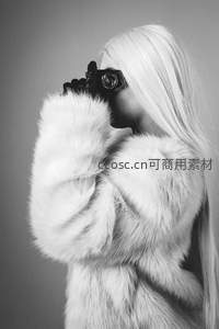 黑白光影中的毛绒优雅